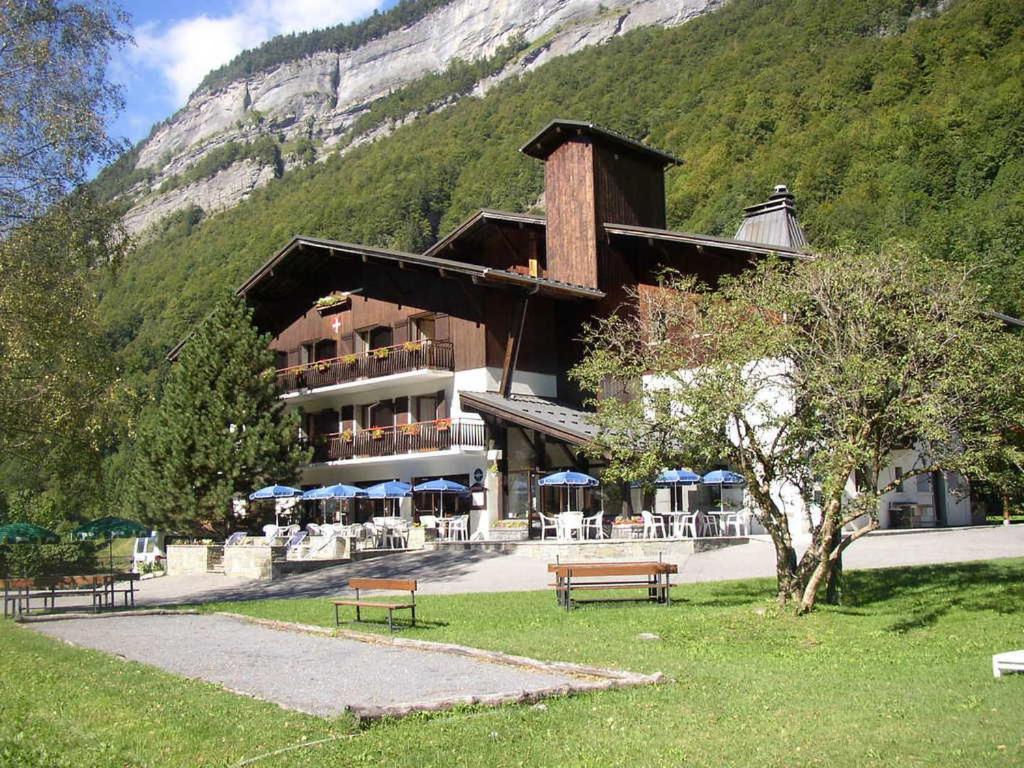 Hotel Et Centre De Vacances Le Choucas Sixt-Fer-a-Cheval Exterior photo